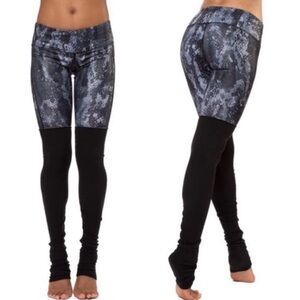ALO Yoga Black and Gray Patterned Leggings